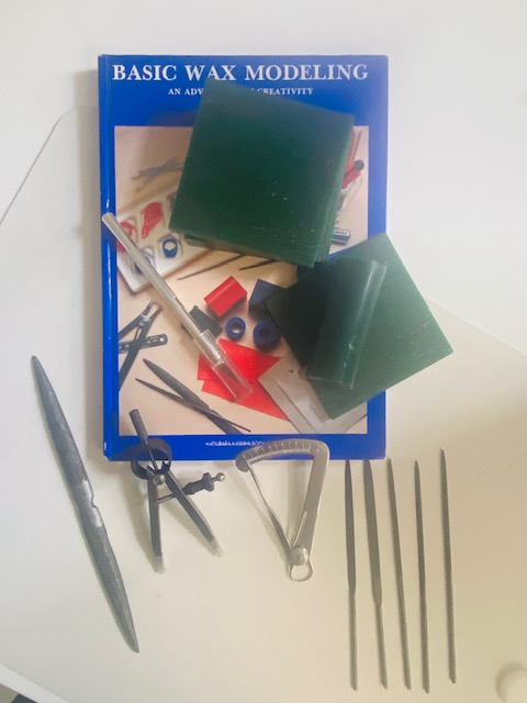 the basic wax modeling kit includes scissors and other tools